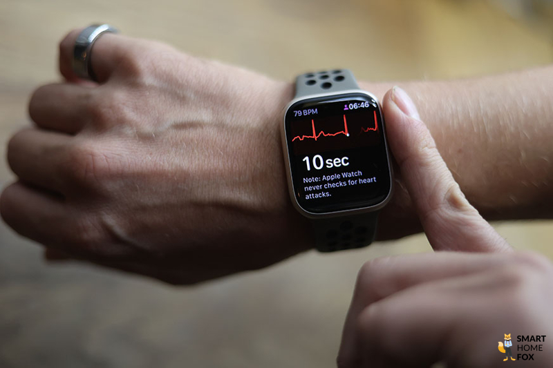 Man sieht, wie mit der Apple Watch Ultra ein EKG erstellt wird.